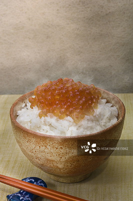 三文鱼籽配米饭。图片素材
