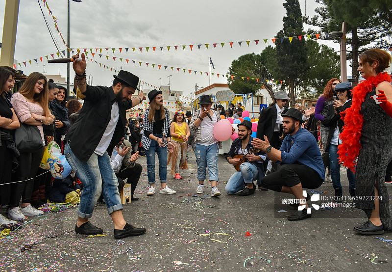 希腊克里特岛——2017年2月26日:狂欢节在玛利亚举行。和朋友跳舞的人图片素材