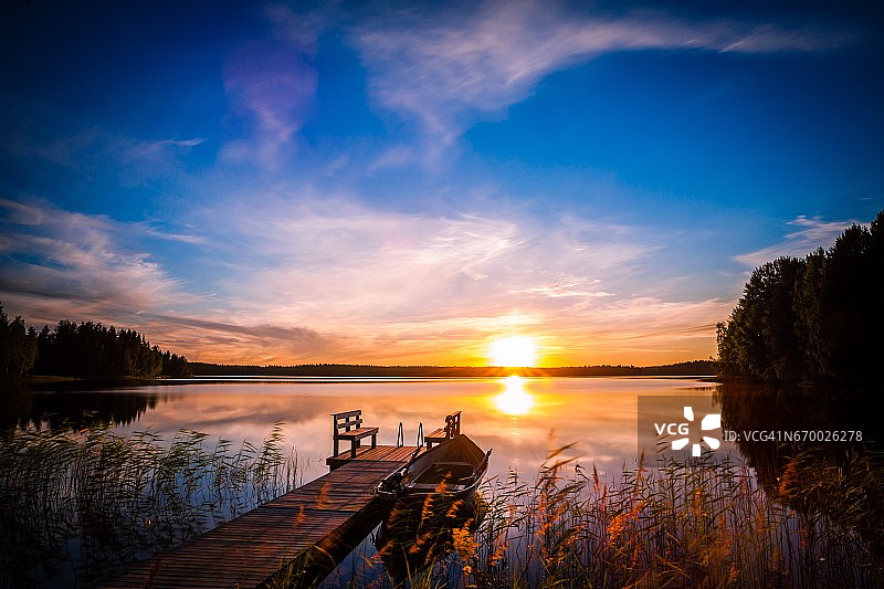 夕阳在芬兰湖边的钓鱼码头上图片素材