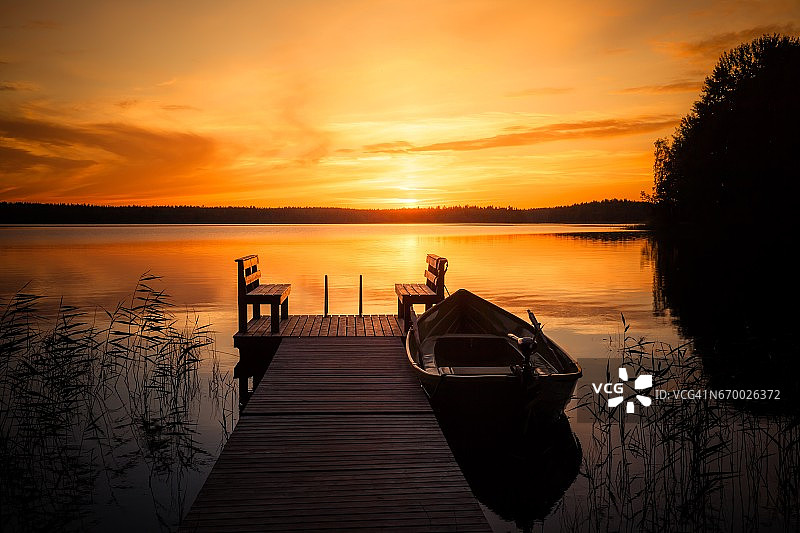 夕阳在芬兰湖边的钓鱼码头上图片素材