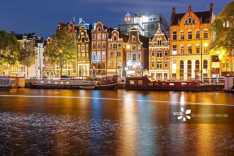 阿姆斯特丹运河夜景与荷兰房屋图片素材