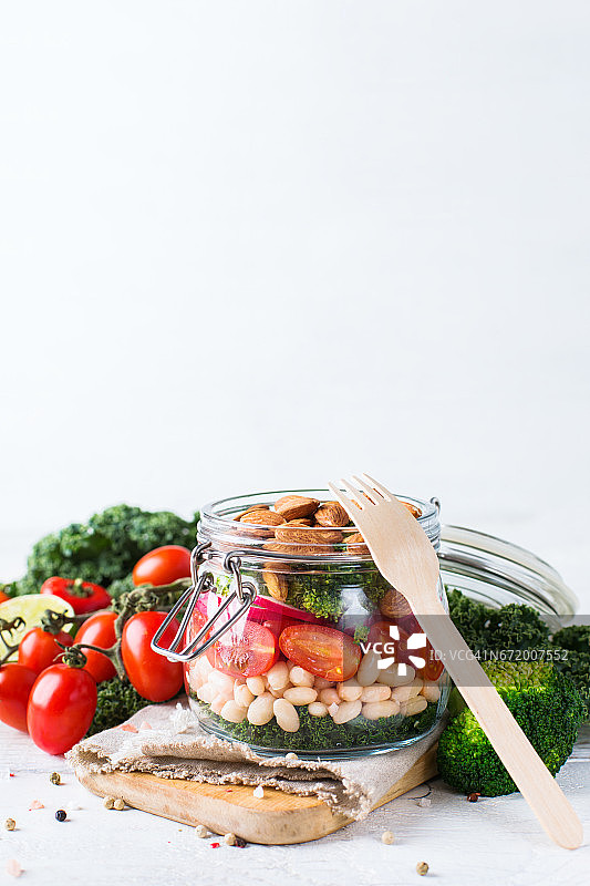 健康的素食沙拉，装在玻璃瓶里，里面有豆子图片素材