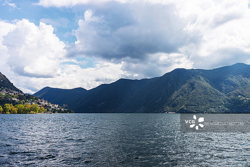 卢加诺湖和阿尔卑斯山脉的自然风光图片素材