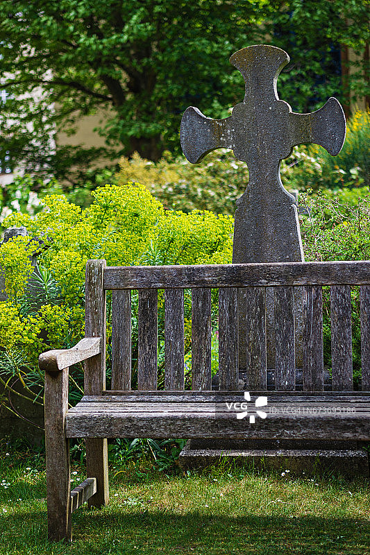 英国布里斯托尔大教堂墓地的长凳和十字架图片素材