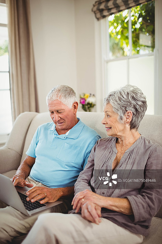 一对老年夫妇在看笔记本电脑图片素材