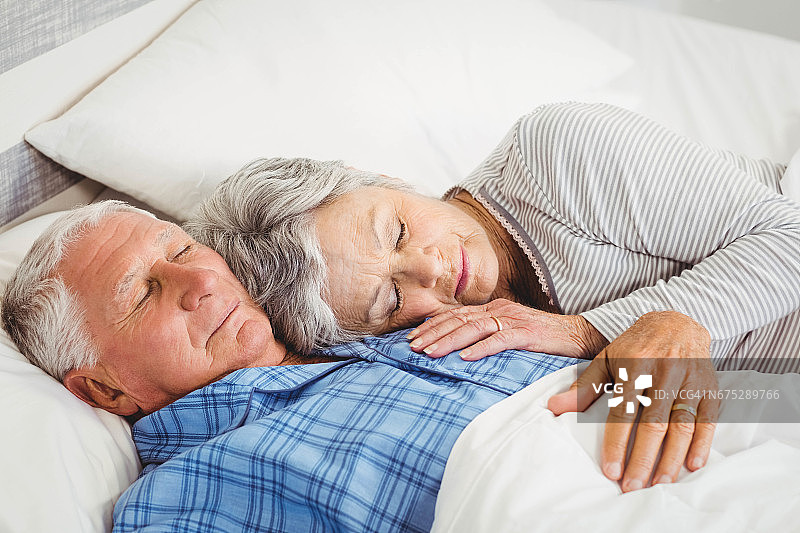 一对老年夫妇睡在床上图片素材