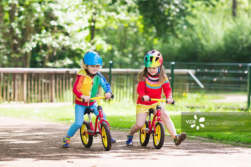 孩子们在公园里骑平衡自行车图片素材