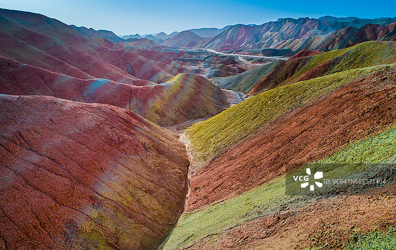 五彩彩虹山脉被无人机捕获图片素材