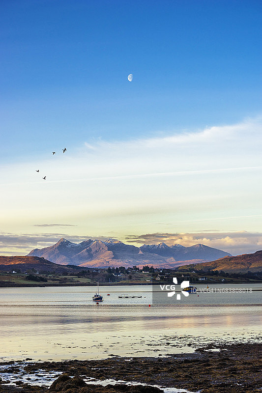 Skye岛的Portree湖上的Cuillins景色图片素材