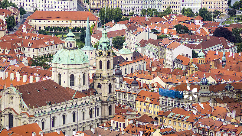 捷克共和国布拉格的圣尼古拉斯教堂和屋顶图片素材