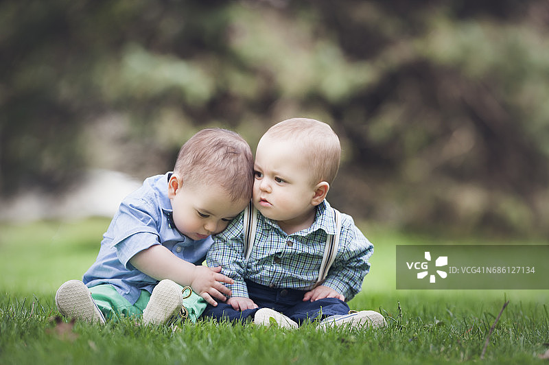 11个月大的双胞胎兄弟互相拥抱图片素材