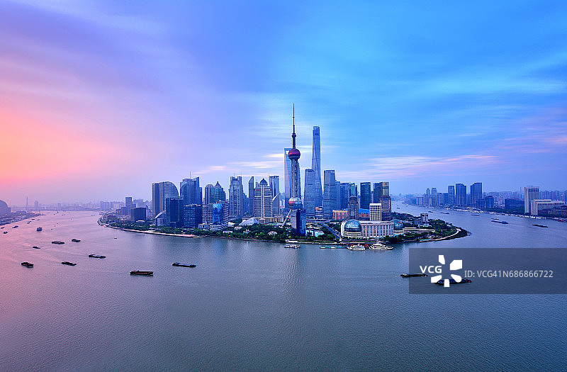 日出时的上海天际线图片素材