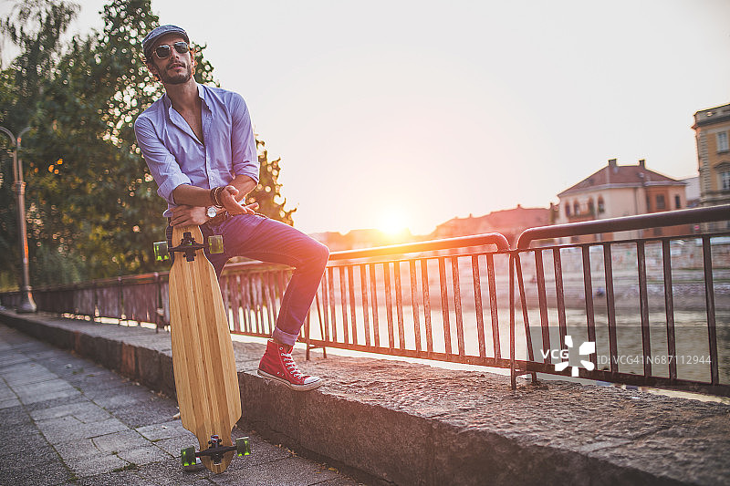 夕阳中滑板的男人图片素材