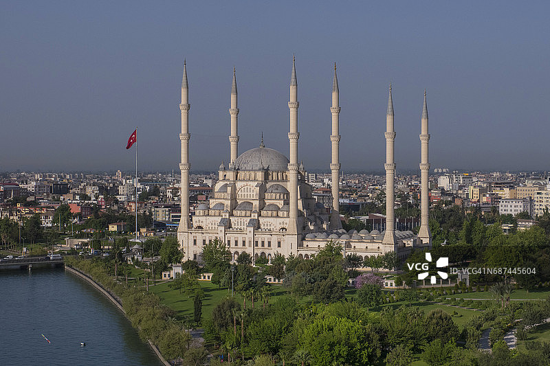 萨班奇清真寺和塞汗河，土耳其阿达纳图片素材