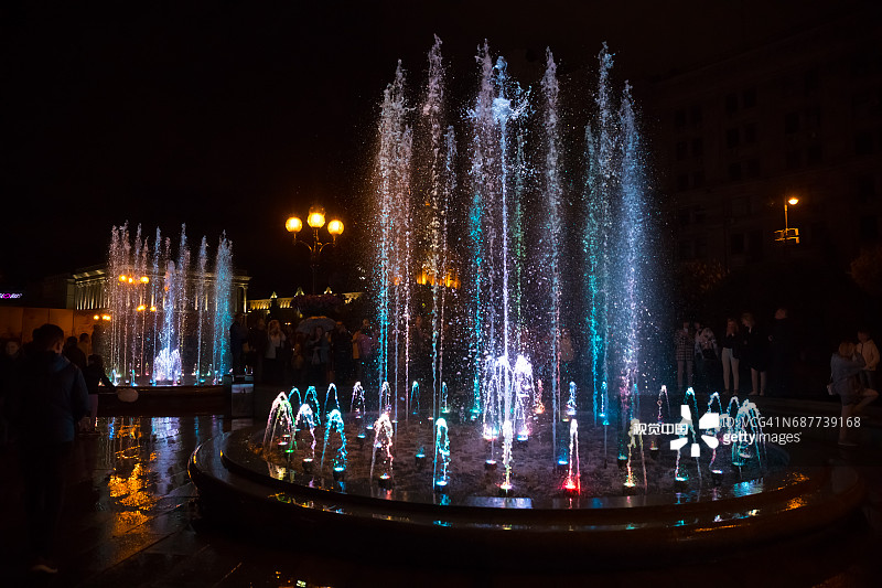 基辅内扎勒日诺提广场上的灯光和音乐喷泉图片素材