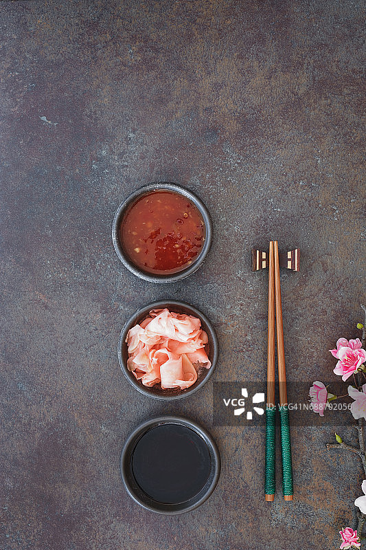 寿司搭配筷子、酱油、辣椒酱和腌姜图片素材