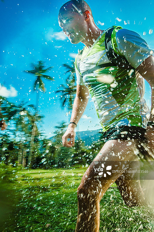 一个在热带雨林慢跑的男人图片素材