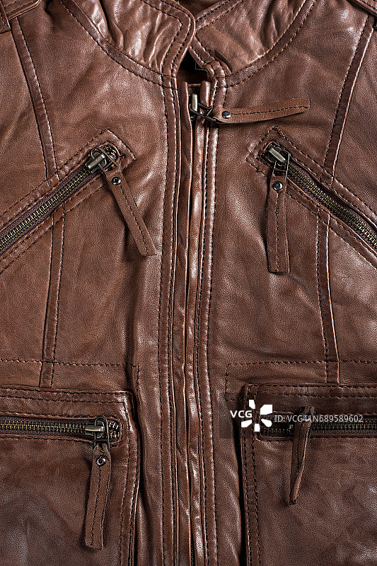 棕色有纹理的皮夹克。皮夹克宏观细节。夹克拉链和口袋图片素材