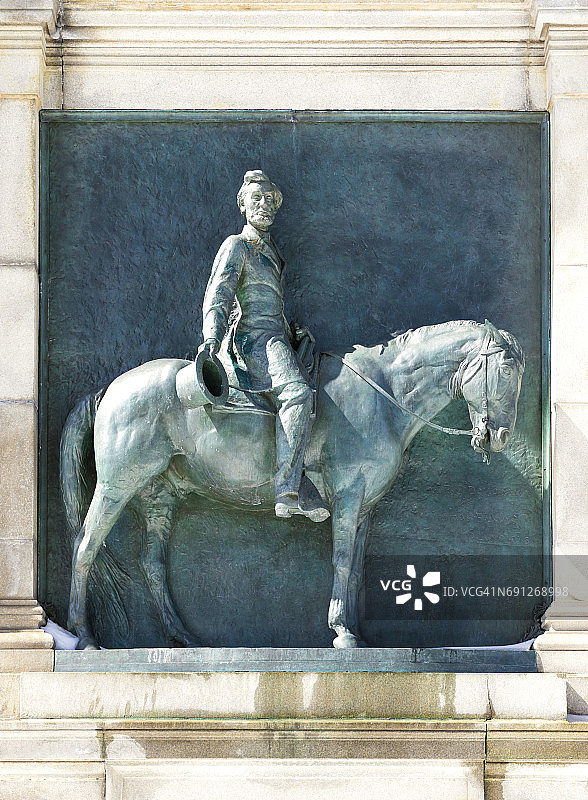 亚伯拉罕·林肯总统站在美国纽约市布鲁克林陆军广场的水兵拱门上图片素材