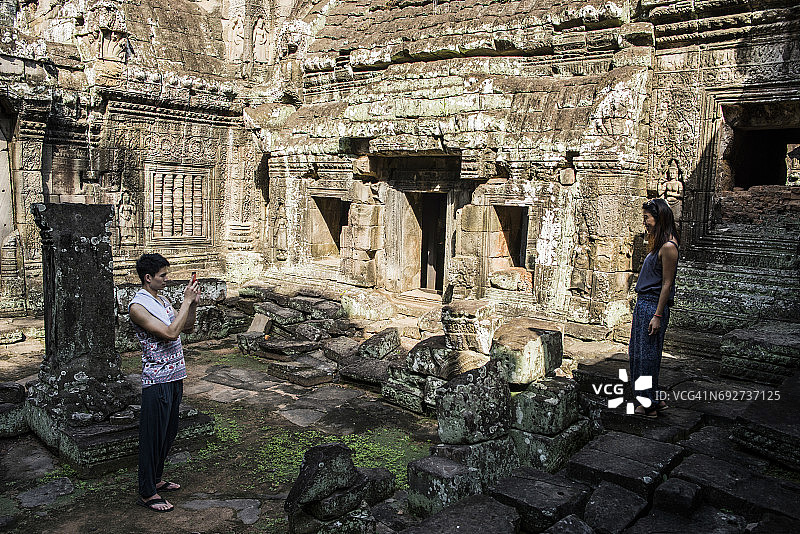 一对夫妇在柬埔寨暹粒吴哥窟拍照图片素材