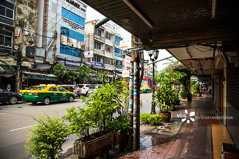 美丽的曼谷路充满了植被和老建筑在城市中心。图片素材