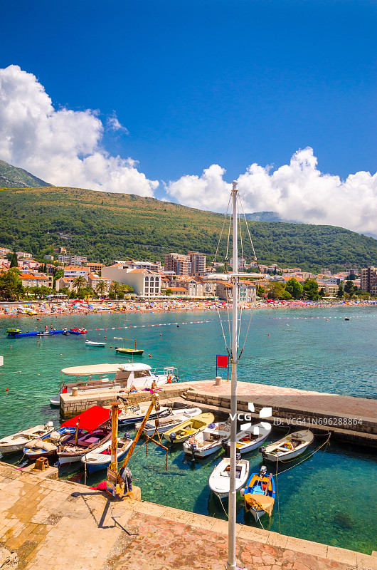 美丽的地中海风景——黑山的Petrovac镇。图片素材