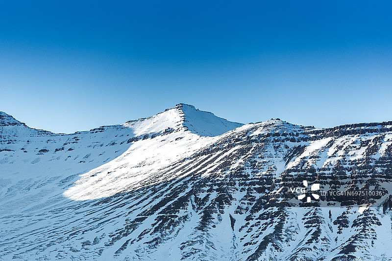 冰岛西部被雪覆盖的山脉图片素材