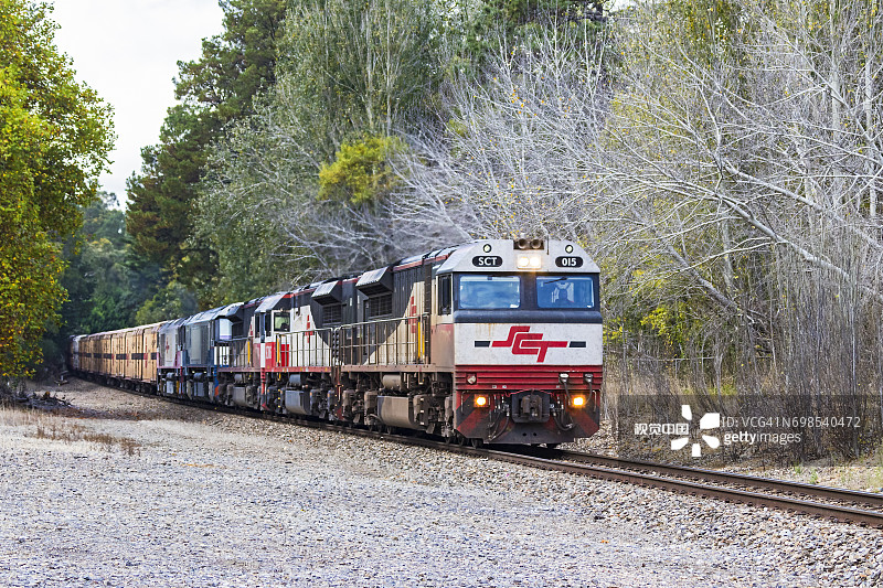 SCT专业集装箱运输货运列车在寒冷的阿德莱德山图片素材