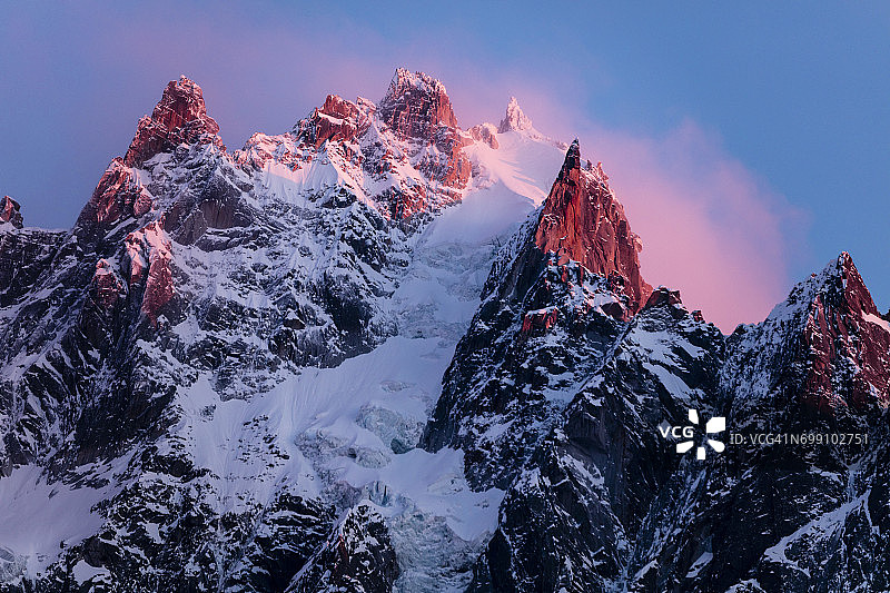 粉色和蓝色天空下的阿尔卑斯山峰图片素材