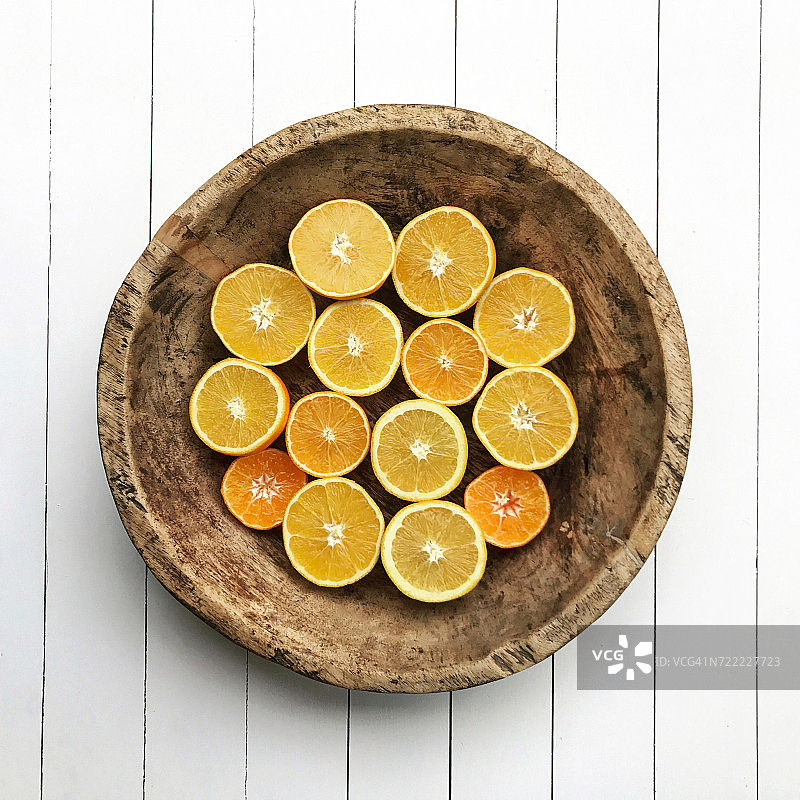 一碗切成两半的橙子图片素材