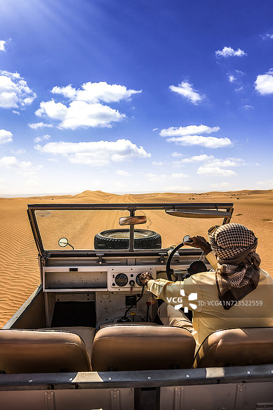 "在迪拜沙漠中驾驶汽车的人"图片素材