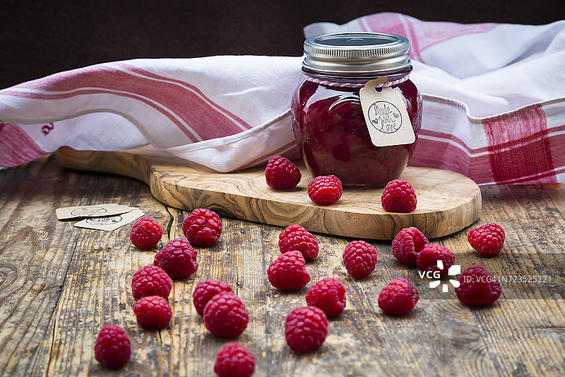 一罐树莓果酱和树莓图片素材
