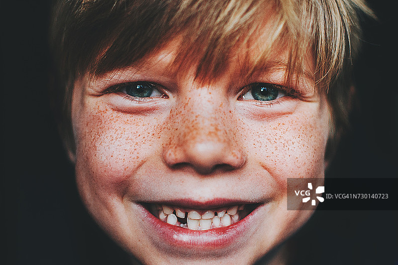 一个齿隙微笑男孩的肖像图片素材