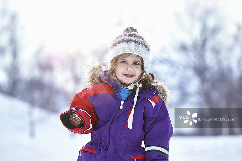 年轻女孩的肖像，在雪景，微笑，Gjesdal，挪威图片素材