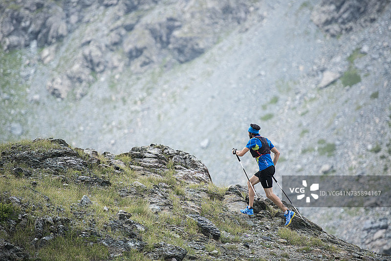 意大利，阿拉格纳，在蒙特罗莎山附近移动的trail runner图片素材