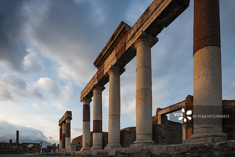 意大利坎帕尼亚庞贝古城黄昏时的圆柱遗迹图片素材