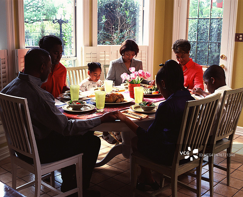 家人在餐桌上祈祷图片素材