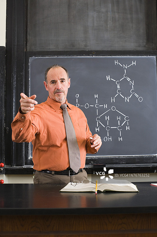 教师在黑板上用化学化合物的结构图片素材
