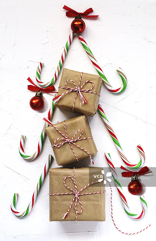 礼物盒和圣诞树形状的拐杖糖图片素材
