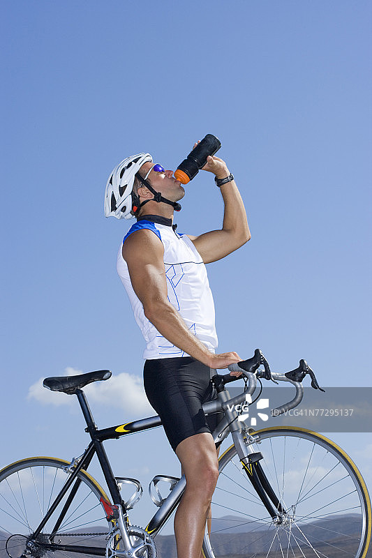 骑自行车的饮用水图片素材