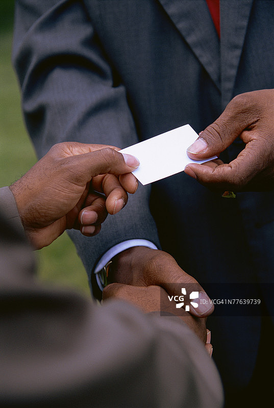 非洲裔美国商人握手交换名片图片素材