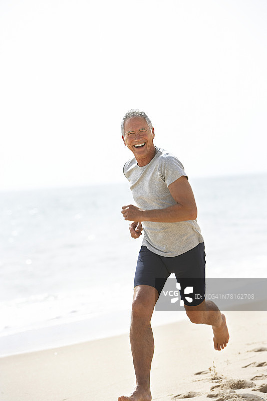 沙滩上奔跑的男子图片素材