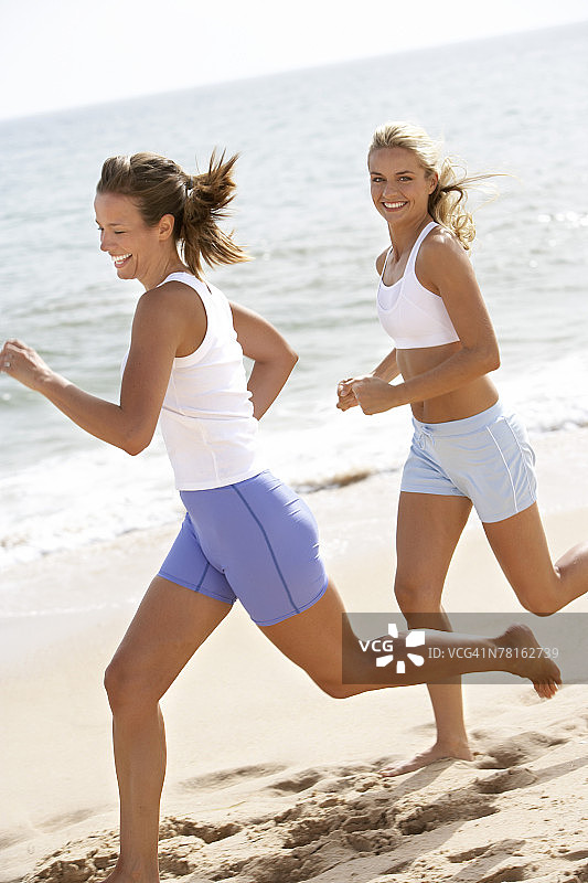 沙滩上奔跑的女性图片素材
