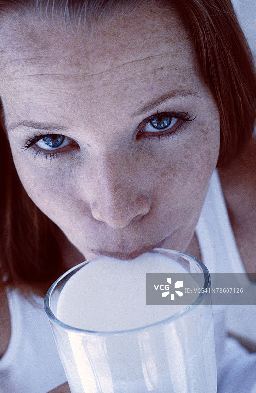 女子喝牛奶图片素材