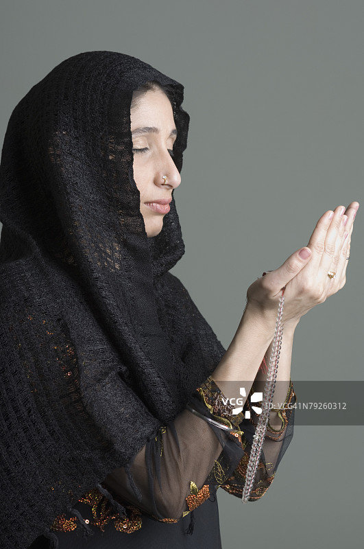 一个年轻女子祈祷的特写镜头图片素材
