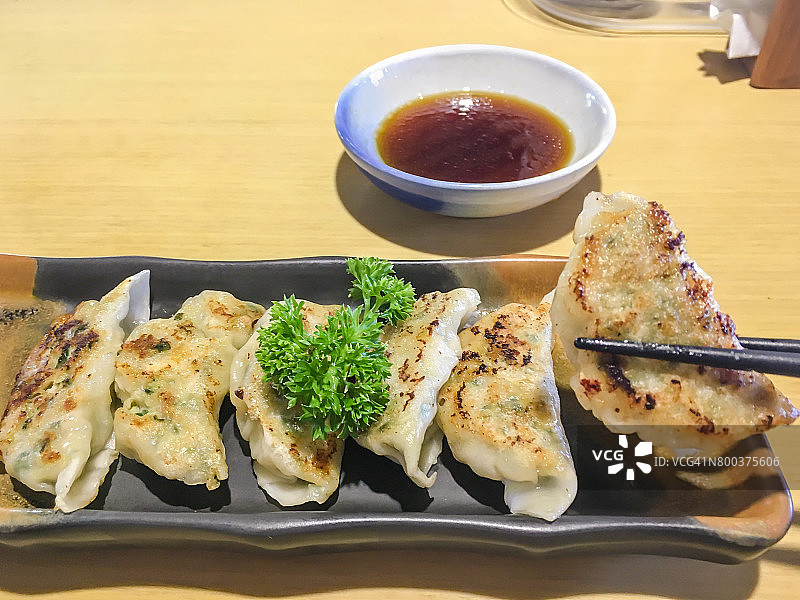 吃日本饺子-日式煎饺图片素材