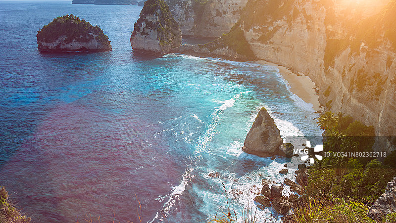 美丽的海洋岩石在阿图海滩，努沙佩尼达，巴厘岛，印度尼西亚图片素材
