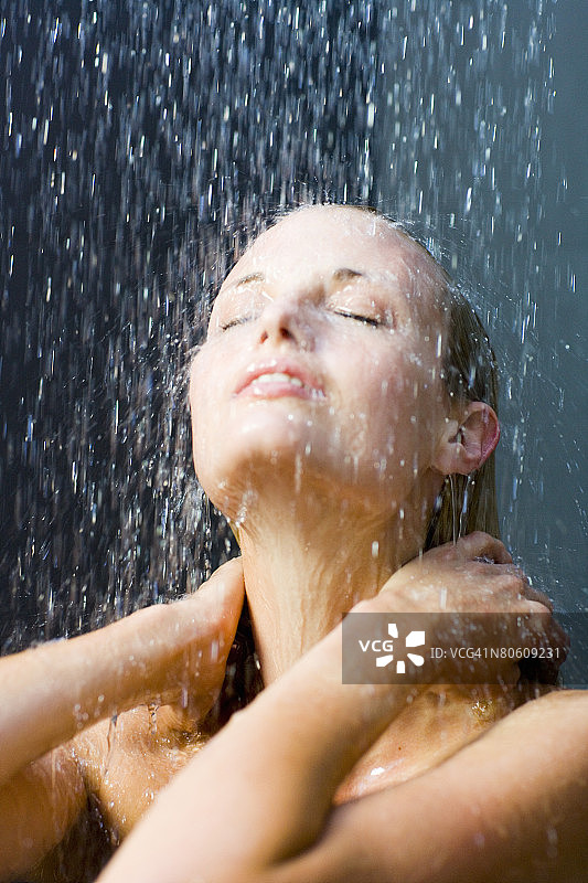 女人在洗澡图片素材