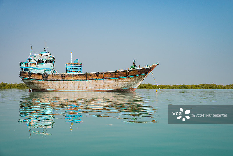伊朗南部霍尔木兹干省波斯湾Qeshm岛Tabl附近哈拉海洋森林(红树林丛林)的蓝船图片素材