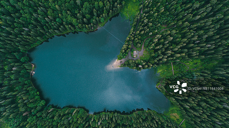 鸟瞰图的Synevir湖在喀尔巴阡山脉在乌克兰图片素材